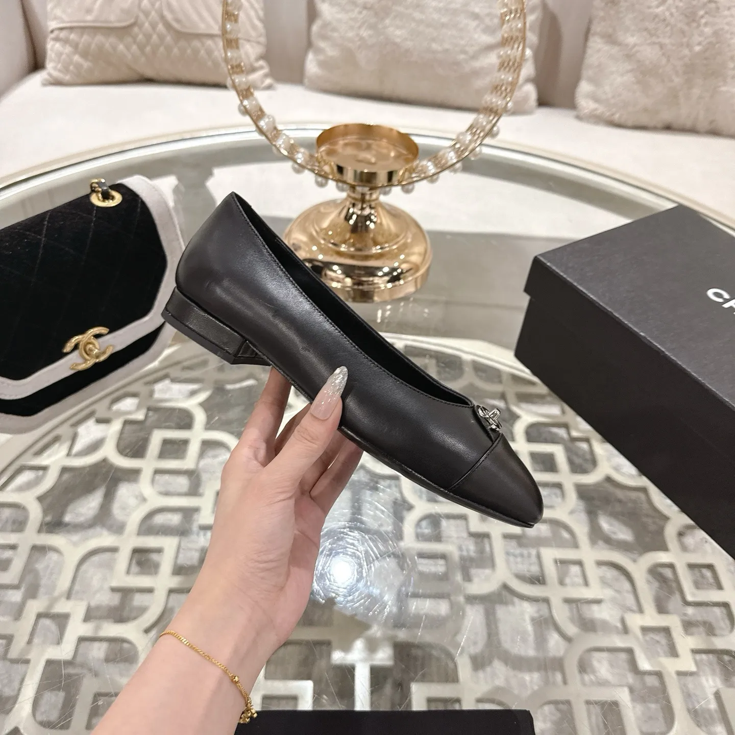 👟👟Ex-factory price 560👟👟Chanel 2025SS Spring and Summer New Double C Button Mary Jane🆕 Xiaoxiang𝐂Jia's beautiful Mary Jane shoes are so sweet that they are so beautiful that they are so beautiful. The round square toe design is cute and cute ~ metal/button logo. The appearance is super online. When you wear it, you will feel like a wealthy daughter. I thought it looks good. Only when I put it on my feet do I know how easy it is to wear ~ Upper: Customized lambskin Lining: Sheepskin Outsole: Genuine leather outsole imported from Italy Size: 35-42 (40.41.42 customization is non-refundable) Packaging: The latest gift box packaging at the counter